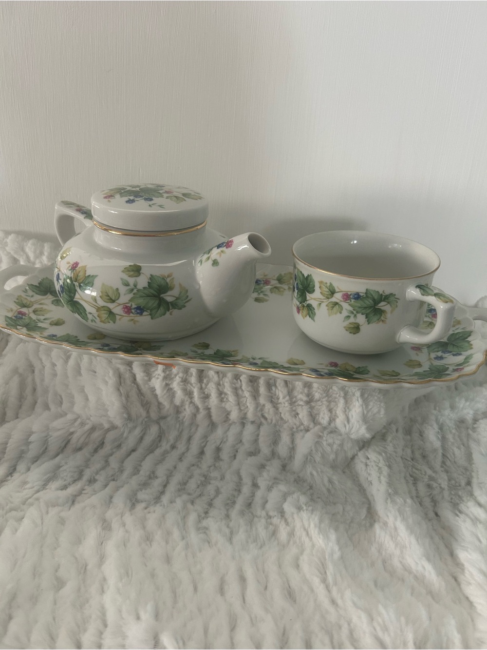 Andrea by Sadek Japan 2cup Teapot, Teacup & Serving Tray Raspberry Vine Pattern